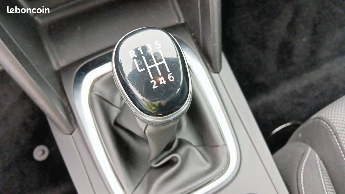 Renault megane iv berline blue dci 115 evolution (image 15)