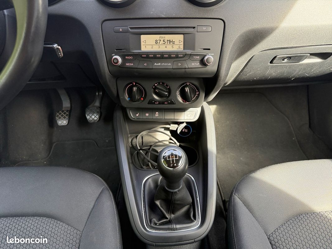 AUDI A1 1.2 TFSI 90 CH AMBIENTE * SIEGES CHAUFFANTS * CLIMATISATION * CHAINE DISTRIBUTION CHANGEe (image 8)