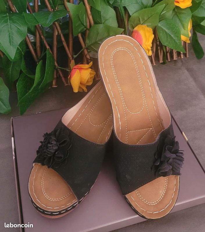 Paire de Sabots Noir – Fleur – 39 – Comme Neufs (image 4)