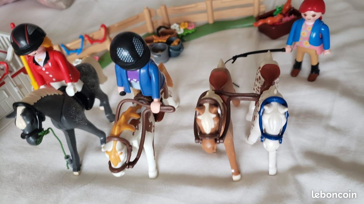 PLAYMOBIL - Centre équestre reconstitué (image 1)