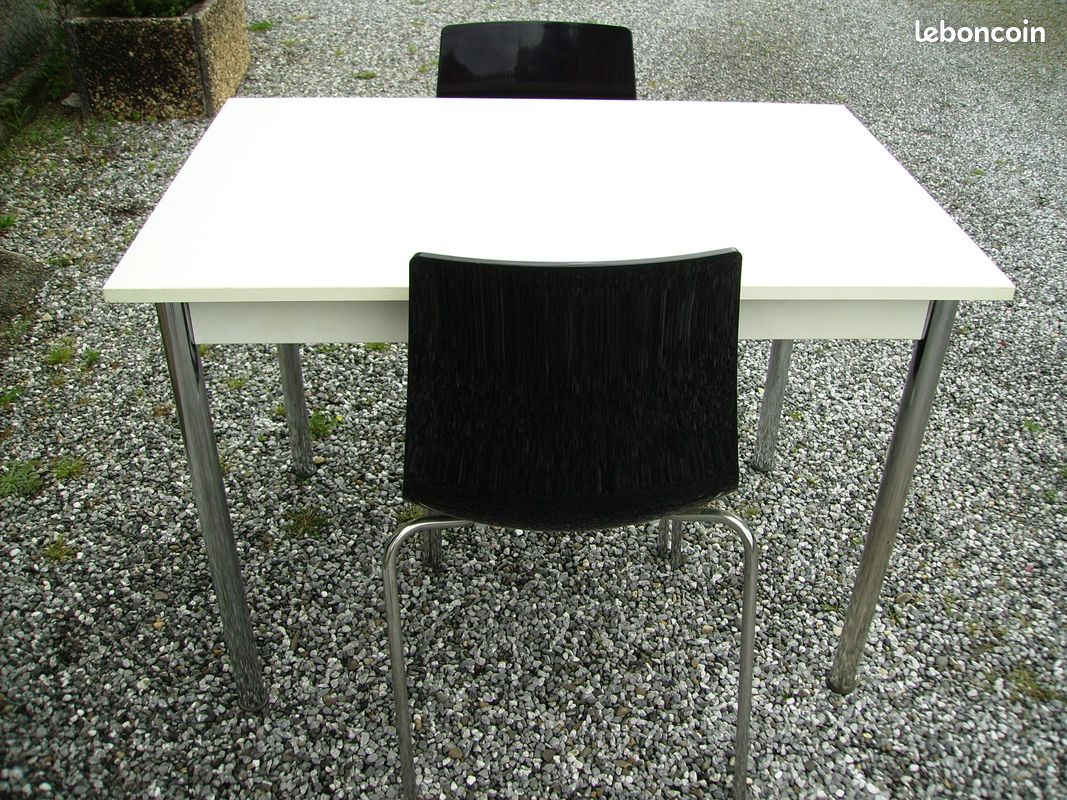 Table + 2 Chaises (image 1)