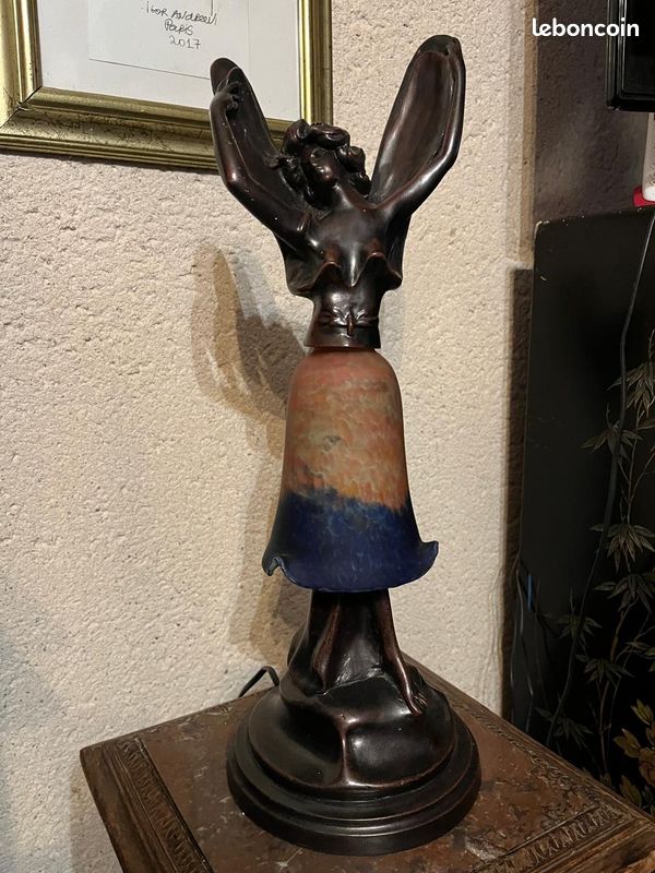 Rare lampe Art Déco en bronze avec un abat-jour en verre, dans le style de Max Le Verrier (image 1)