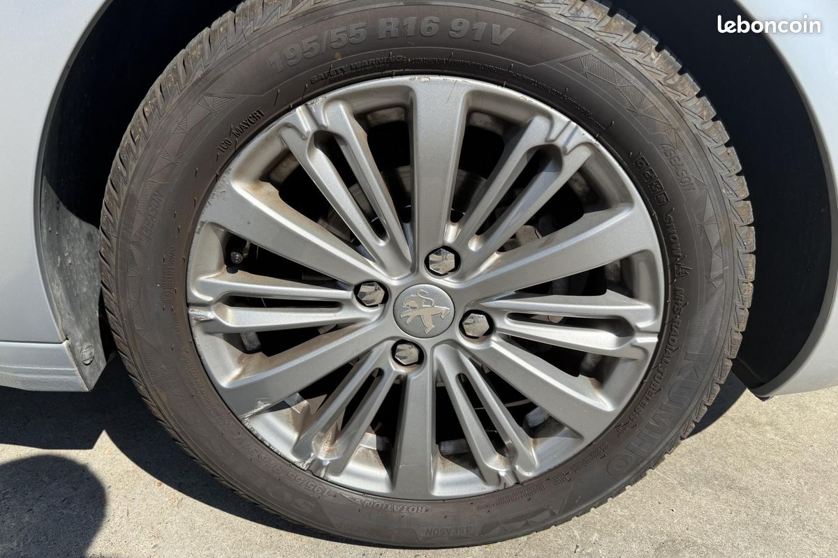 PEUGEOT 208 1.2i - 82 Allure (image 9)