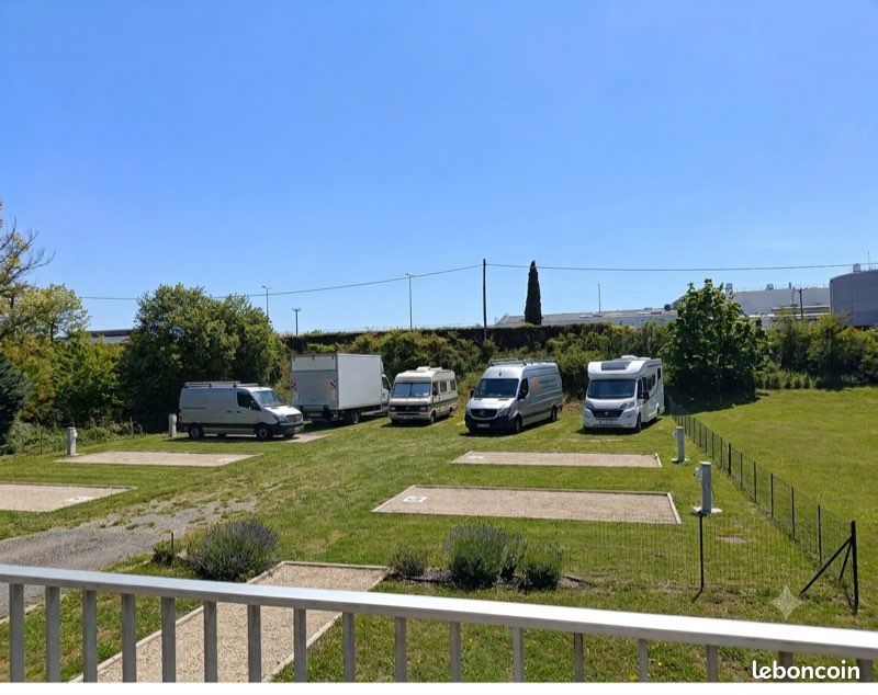 Location sur terrain place de stockage/ hivernage · à Loriol-sur-Drôme · 60 €