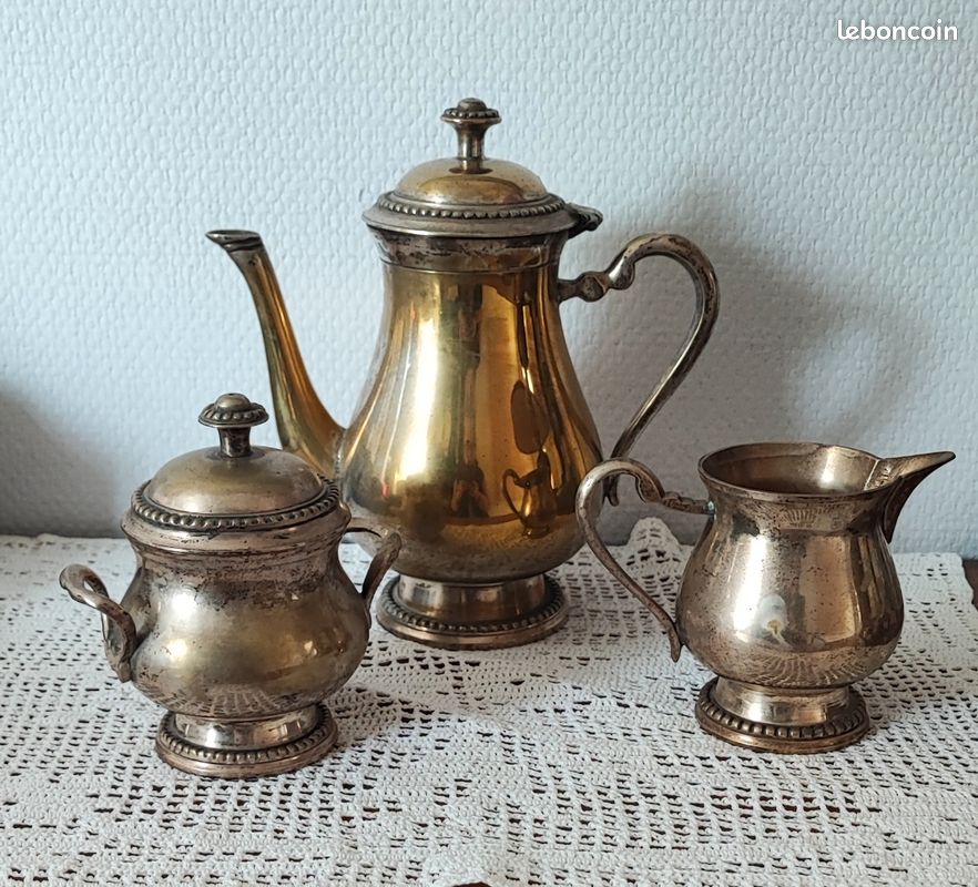 Service à thé et café en métal argenté de style Empire à décor de Service à thé et café en métal argenté de style Empire à décor de