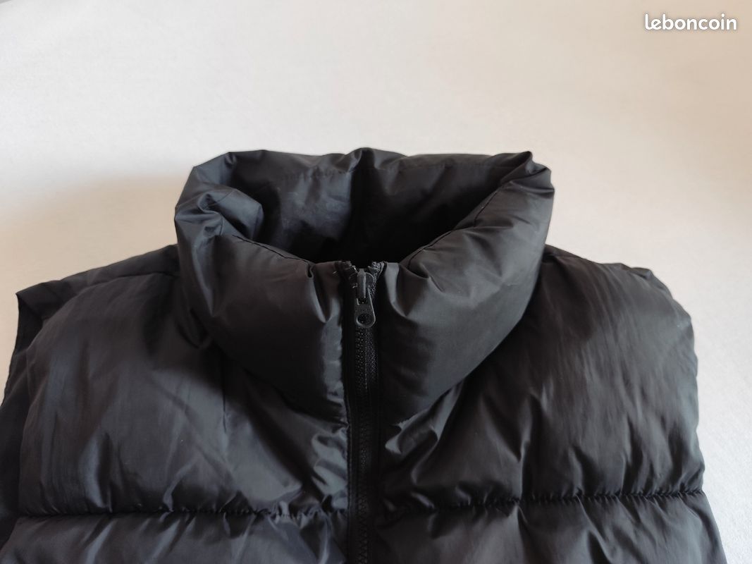 Doudoune noire sans manche Pull&Bear
Pull &Bear
Taille M
2 poches plaquées devant
Possibilité de resserrer la base
En parfait état (image 9)