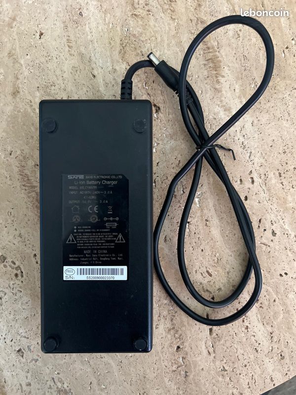 Chargeur pour trottinette électrique Urbango E-Twow Booster 37,4V 3,5A - Batterie et chargeur trottinette électrique - Equipements de sport