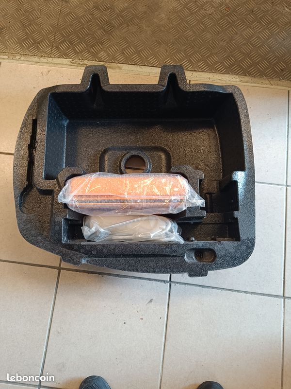 Garniture de coffre et kit anti crevaison + compresseur Citroen (image 1)