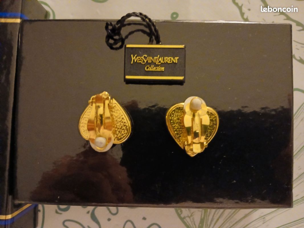 Clips D'oreilles Yves Saint-Laurent Dorés - Occasion, Bon état Avec Usure à La Dorure