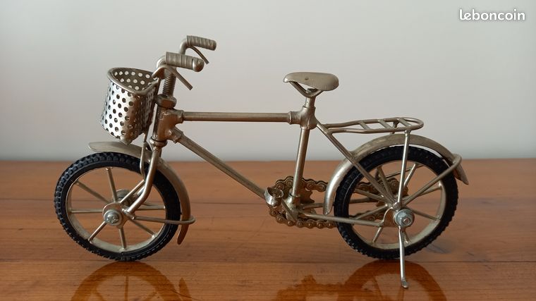 Sculpture Vélo miniature en métal
