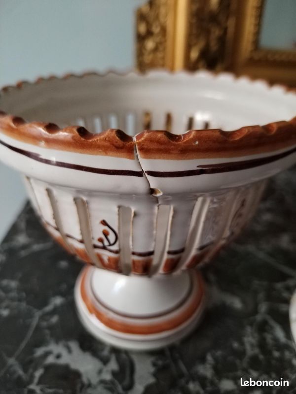 Ancien pot couvert en faïence fine ajourée, décor peint brun et motif feuille. Idéal pot-pourri ou ail/échalotes. H.17 cm, Ø13,5 cm. Fissure visible, vendu en l’état (image 7)