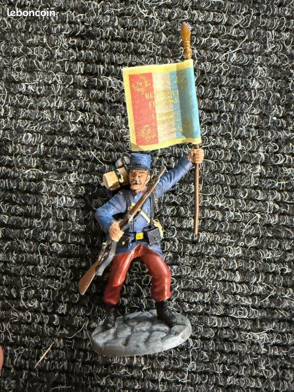 Figurine DULSO Sur Base - Drapeau Révolution USA - Artiste