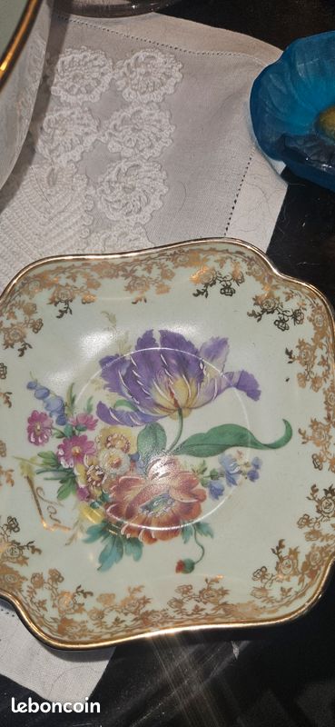 Service à mignardises en Porcelaine de Limoges – Décor Floral & Or – 5 pièces (image 4)