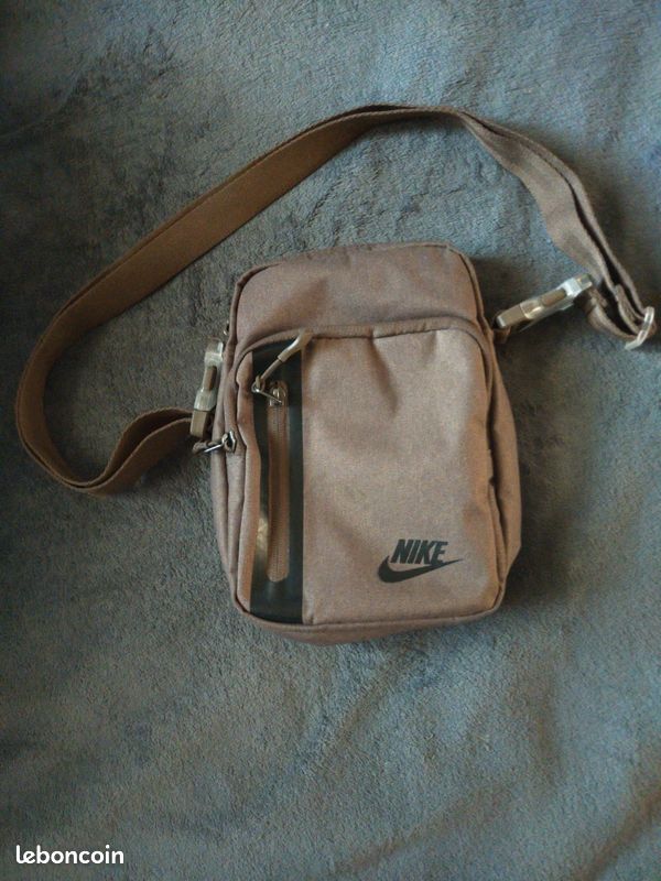 Sacoche Nike en bonne état Accessoires Bagagerie