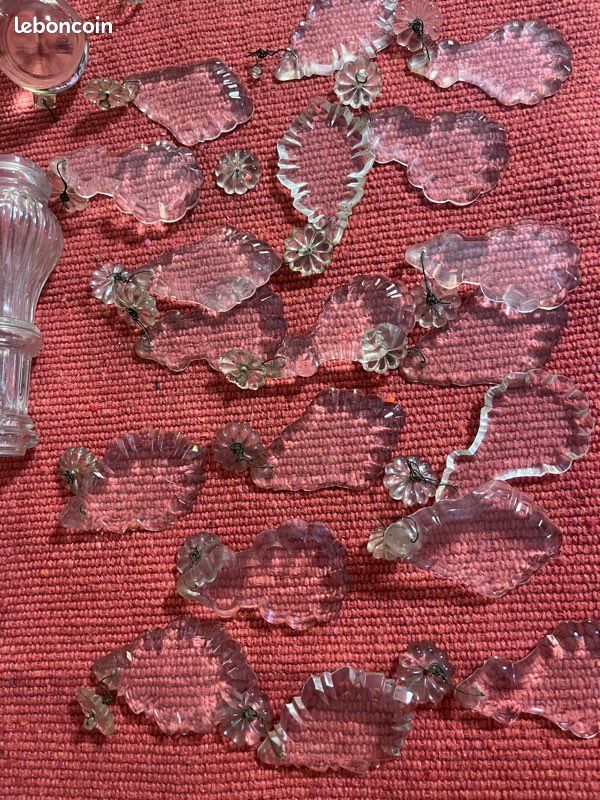 Lot PAMPILLES et FÛT de Lustre Ancien – Verre / cristal Moulé Vintage (image 1)