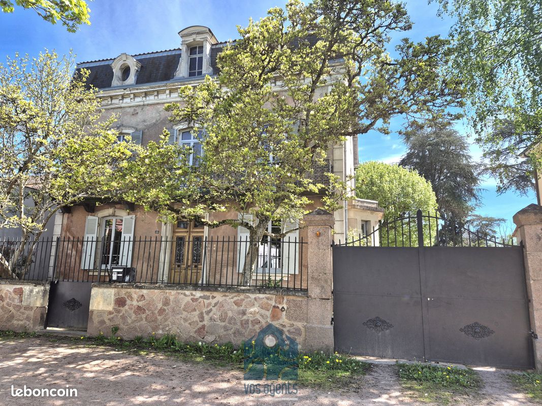 Maison 9 pièces 240 m² · à Lapalisse · 240 m² · 250 000 €