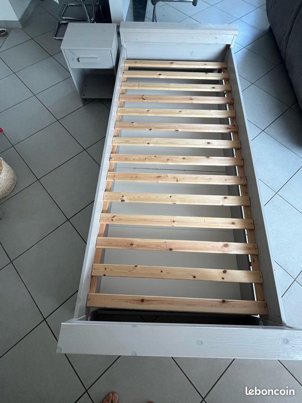 Lit 90 x 200 - matelas - table de chevet (image 2)