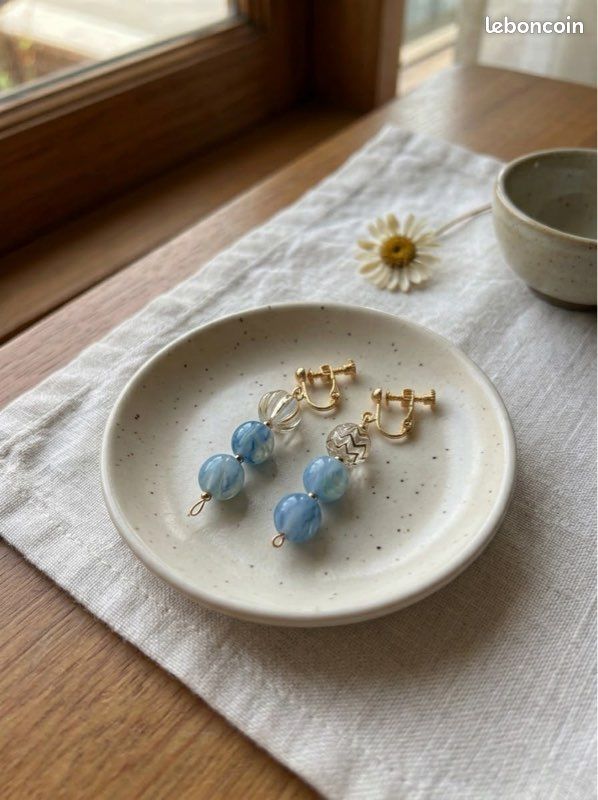 Boucles d'oreilles Clips Fait Main - Perles Marbrées Bleu Ciel & Perles de Verre Transparente (image 1)
