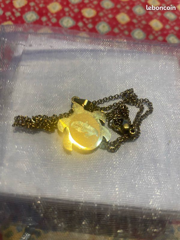Collier doré avec médaillon de la Martinique (image 12)