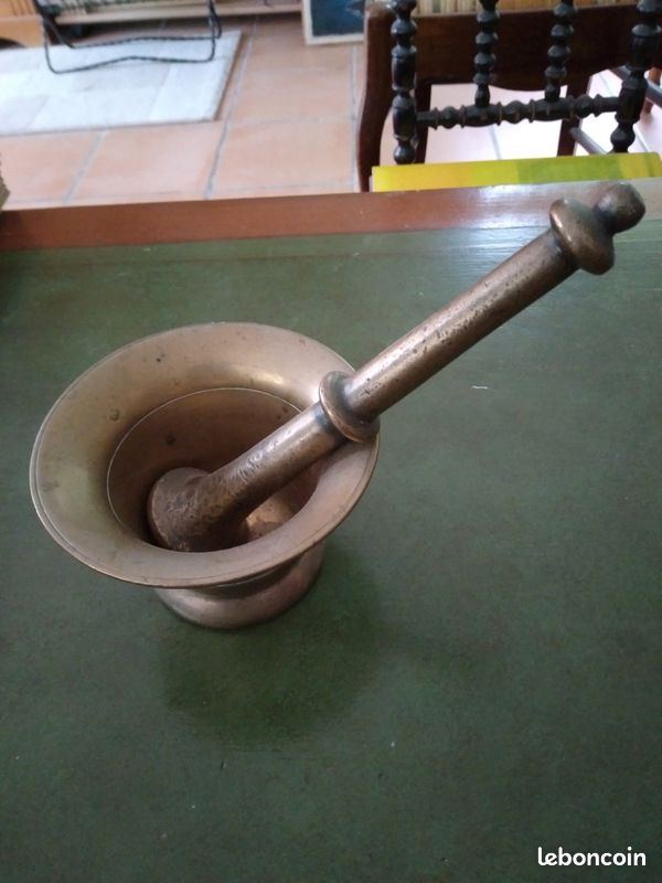 Ancien mortier en marbre blanc et son pilon bois