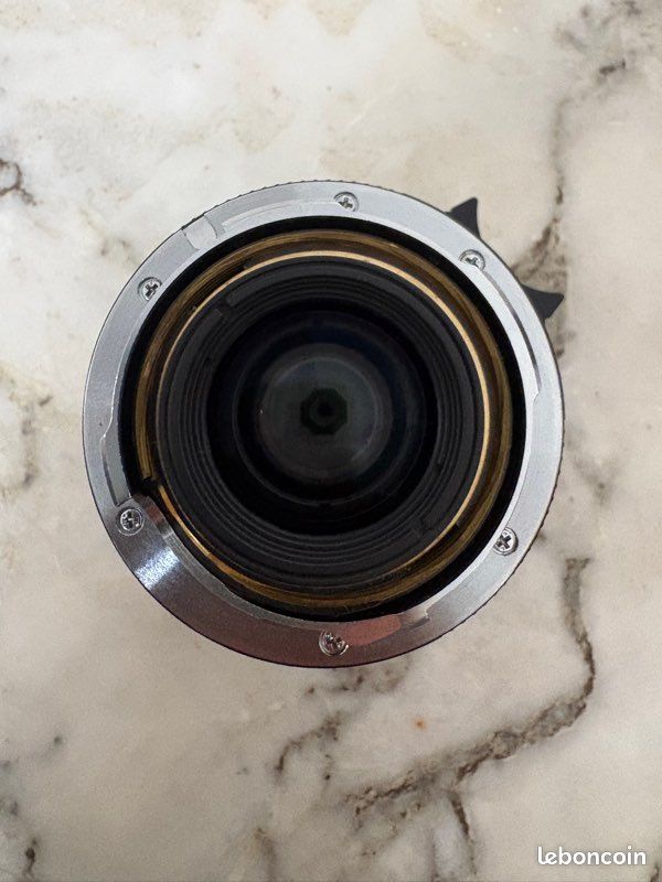 A Hasselblad 500 c/m camera with a Hasselblad Sonnar 1:4 F = 150mm Carl Zeiss Syncho Compur lens. Th