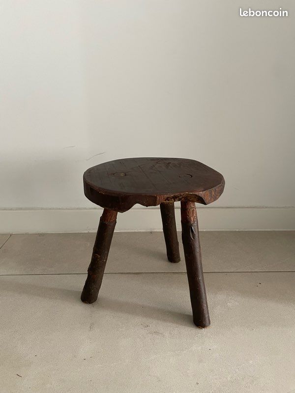 Tabouret brutaliste tripode ancien en bois (image 1)