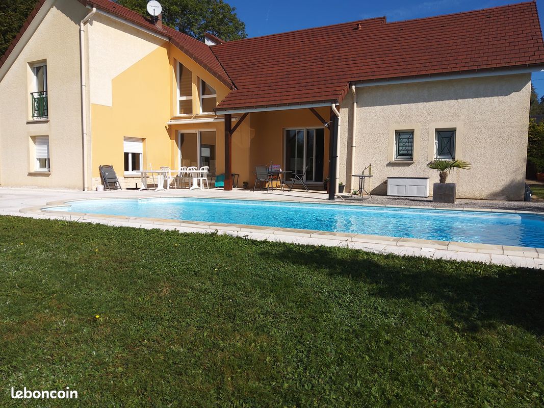 Maison 6 pièces 245 m² · à Charmes · 245 m² · 445 000 €