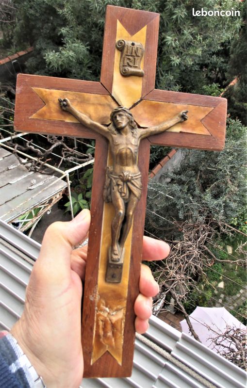 ANCIEN CRUCIFIX CADRE bois doré sculpté sur fond velours rouge EUR 120