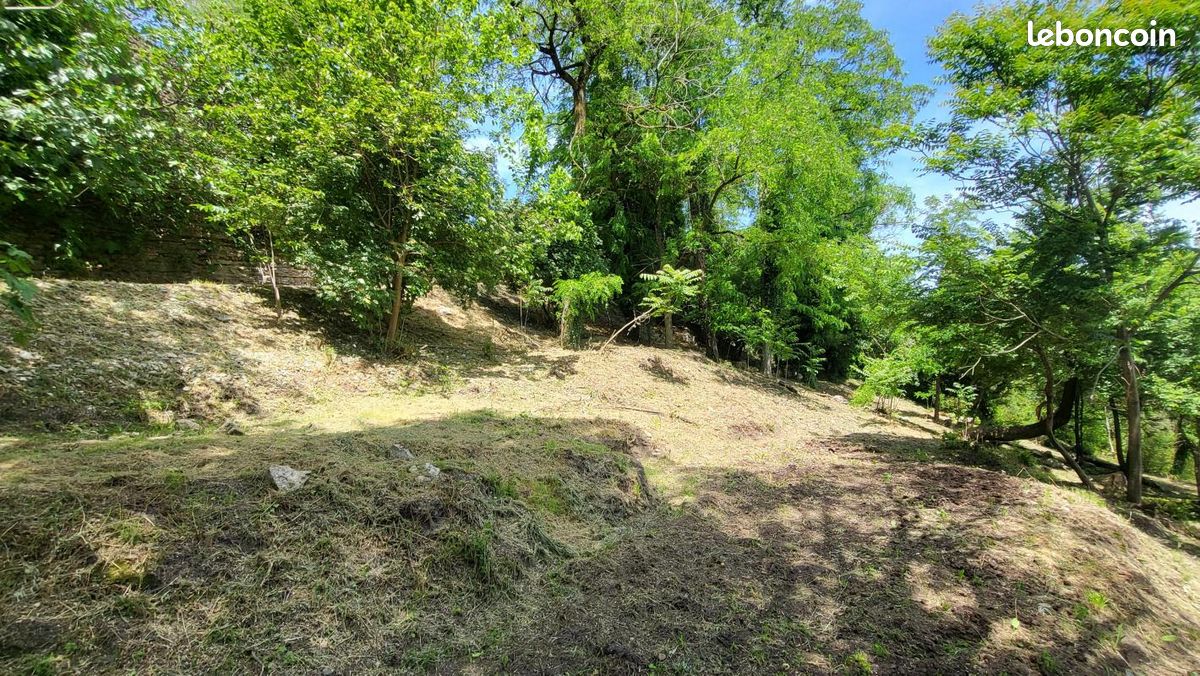Terrain 1343 m² · à Aubenas · 43 000 €