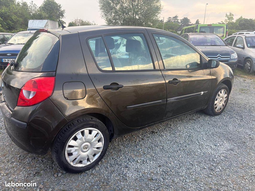 RENAULT CLIO III 1.5dci 5 Portes 68 cv (image 12)