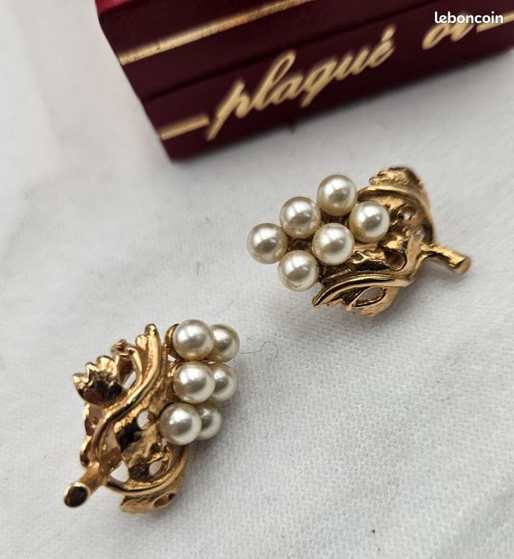 BOUCLES D'OREILLES GRAPPE DE RAISINS BI CHROME/ PERLES NACREES/ ANNEES 70/80