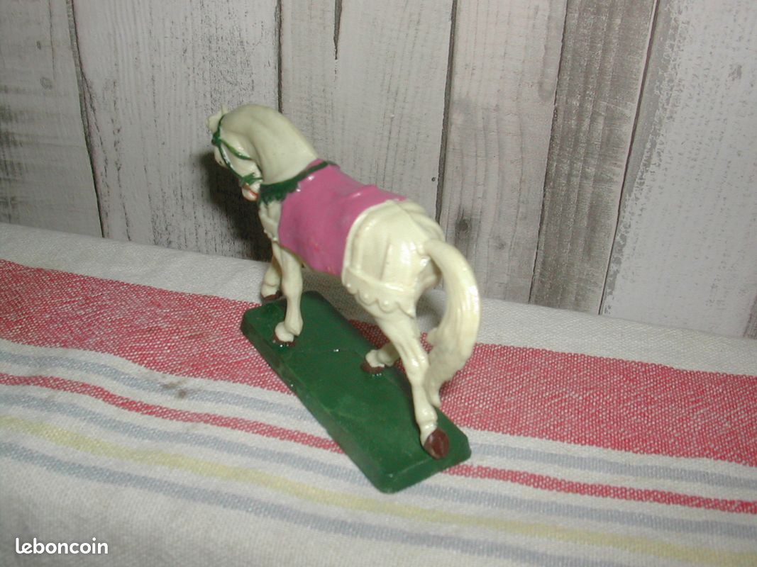 Figurine STARLUX cheval blanc et selle rose (image 3)