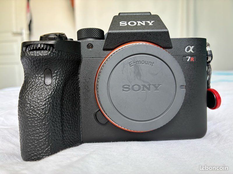 Sony A7R IV– 61 mp – 19 450 expositions – boîte + 2 batteries (image 2)