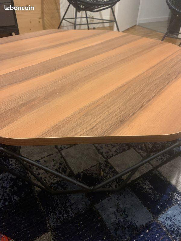 Table basse valeur 300 euros mise en vente 100 euros avec léger accro (image 1)