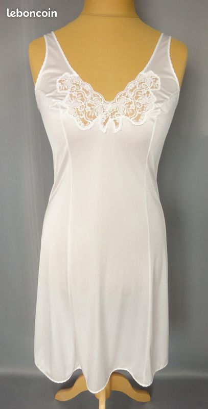 Lot fond de robe dans combinaisons et jupons vintage pour femme