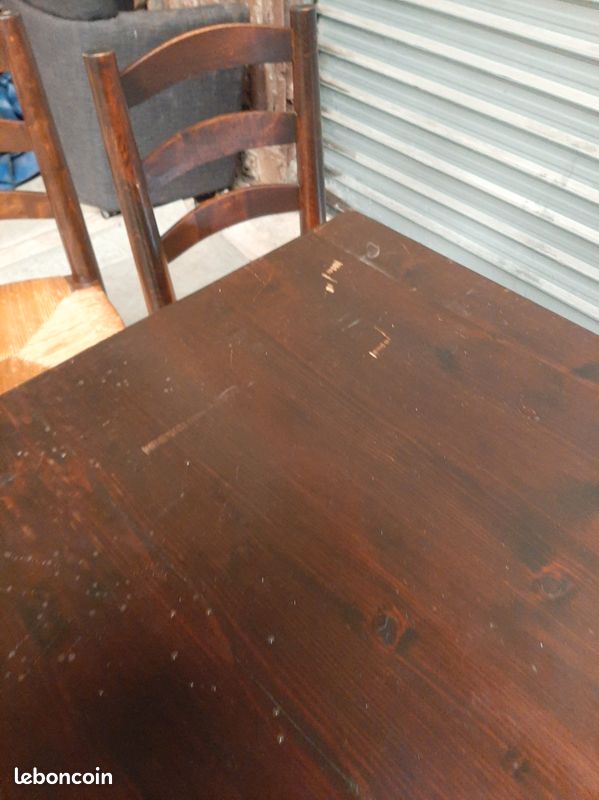 Table et chaises brutalistes (image 4)