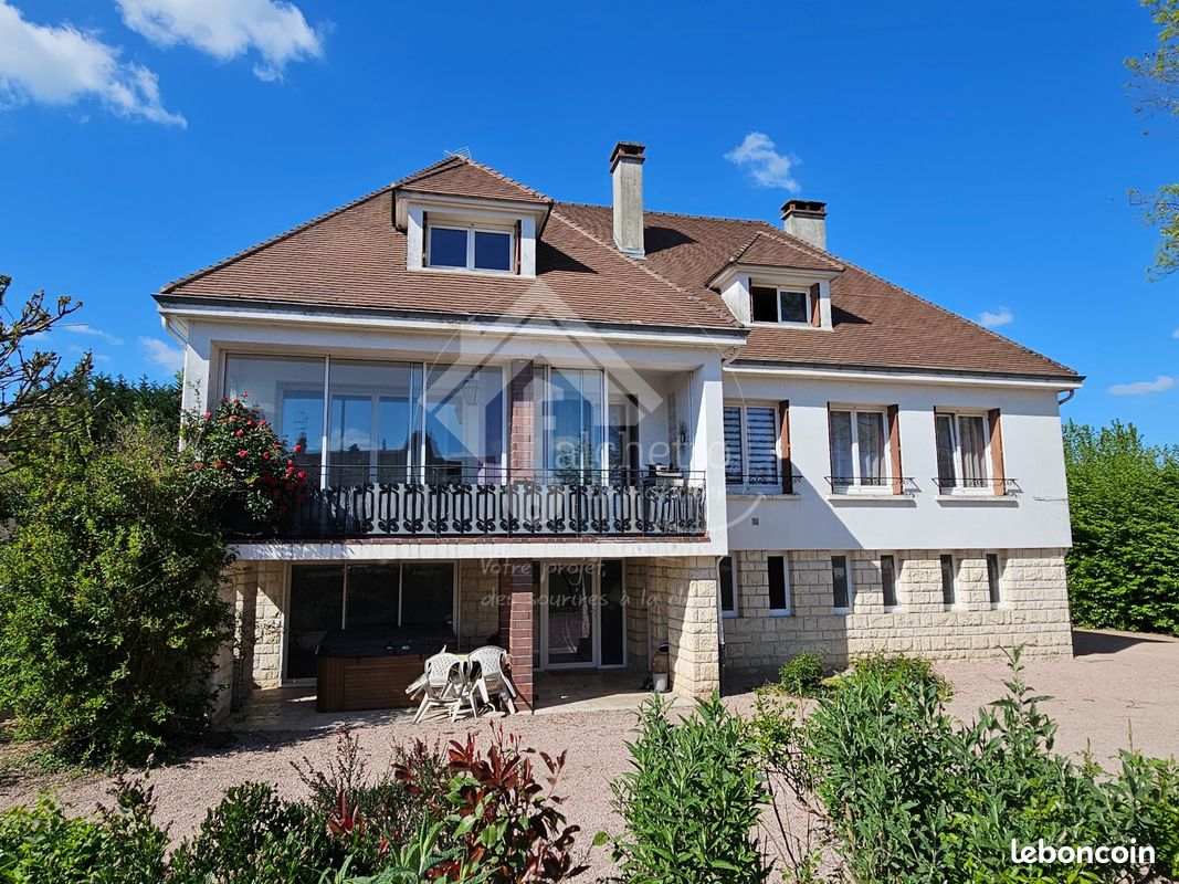 Maison 11 pièces 280 m² · à Lapalisse · 280 m² · 219 000 €