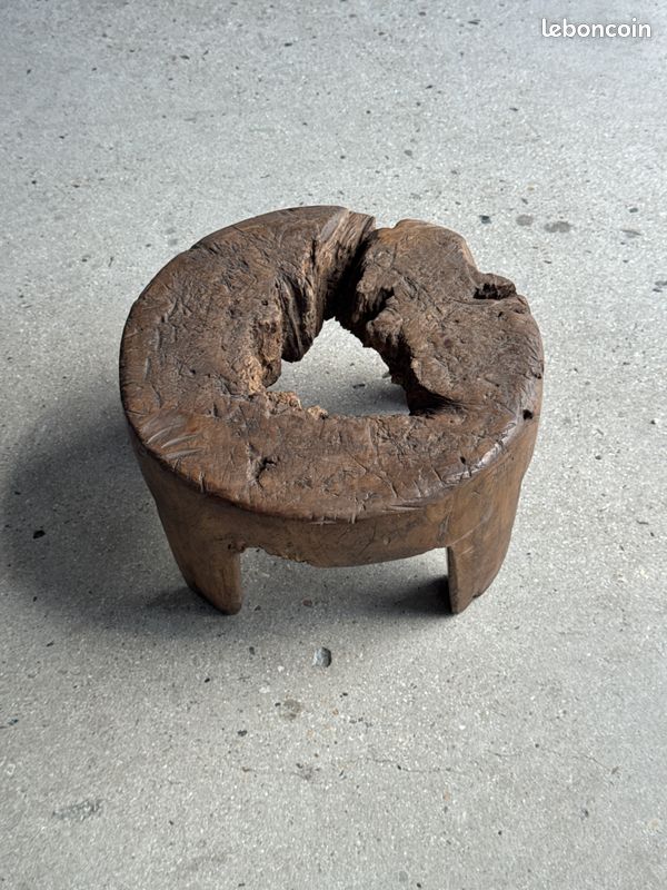 Petit tabouret circulaire quadripode bas en teck ancien organique ajouré H20 D24 (image 10)