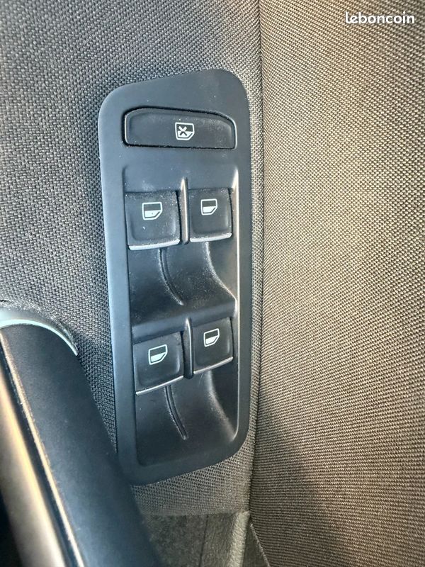 VOLKSWAGEN GOLF 7 2.0 TDI 150 ch BlueMotion Technology Carat avec GPS / RÉGULATEUR / RADAR AVANT ET ARRIÈRE (image 17)