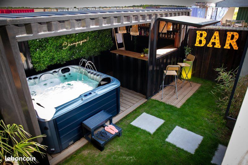 MODELE D EXPOSITION A PRIX CASSE Transformez Votre Jardin en Un Havre de Bien-Être avec Notre Pool House Modulable 🌿 (image 1)