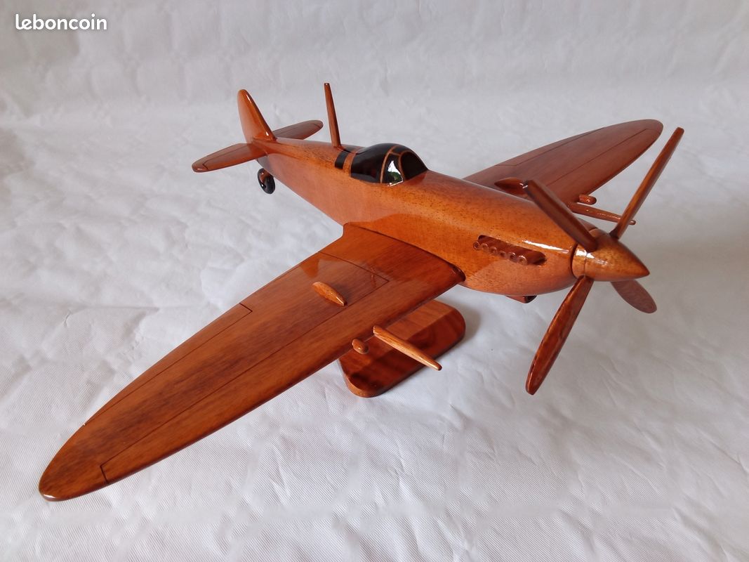 Maquette en bois avion de chasse SPITFIRE (image 1)