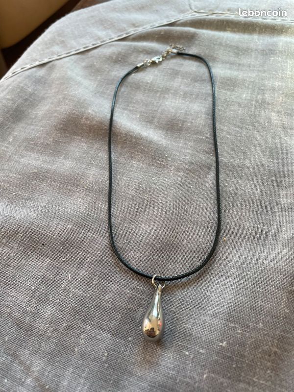 Collier avec un pendentif argenté (image 4)