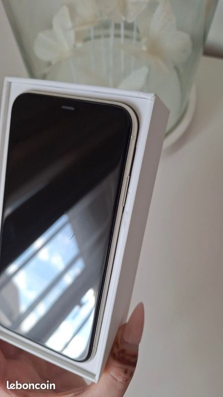 Iphone 11 couleur blanc 64 GB (image 9)