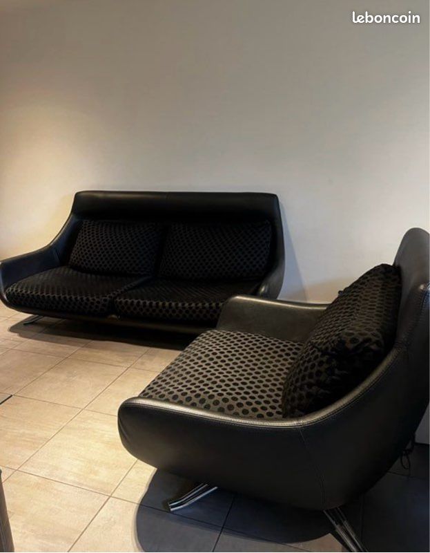 Canapé noir en cuir (image 2)