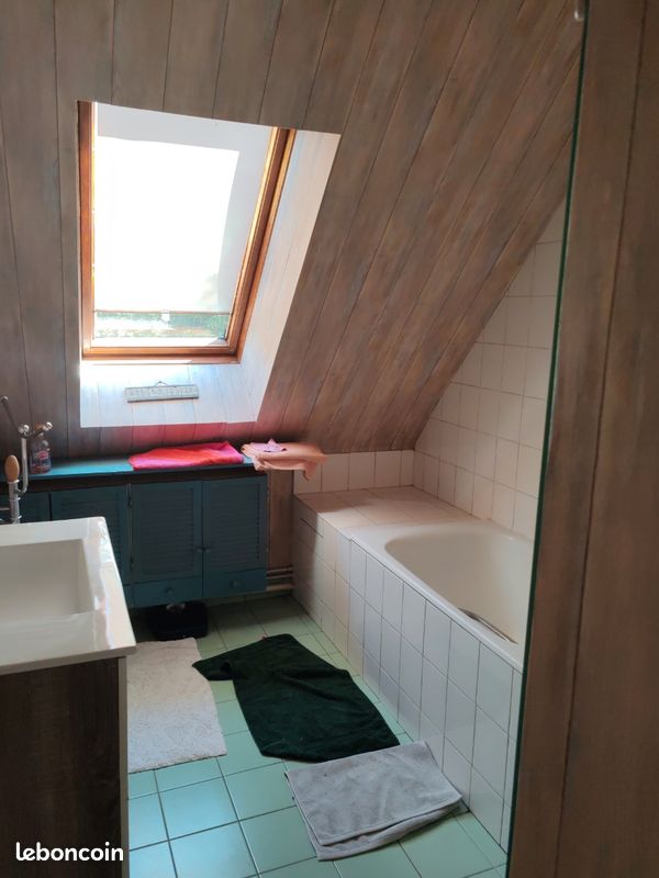 À louer dans une grande maison une chambre avec salle de bain indépendante et toilette indépendant (image 2)