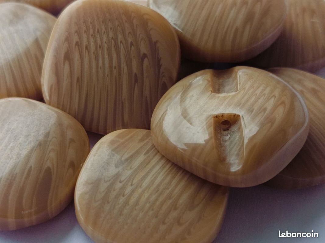 Lot de 12 boutons beiges carrés marbrés (22mm) + 2 boutons beiges offerts - LOT N°21 - (image 3)
