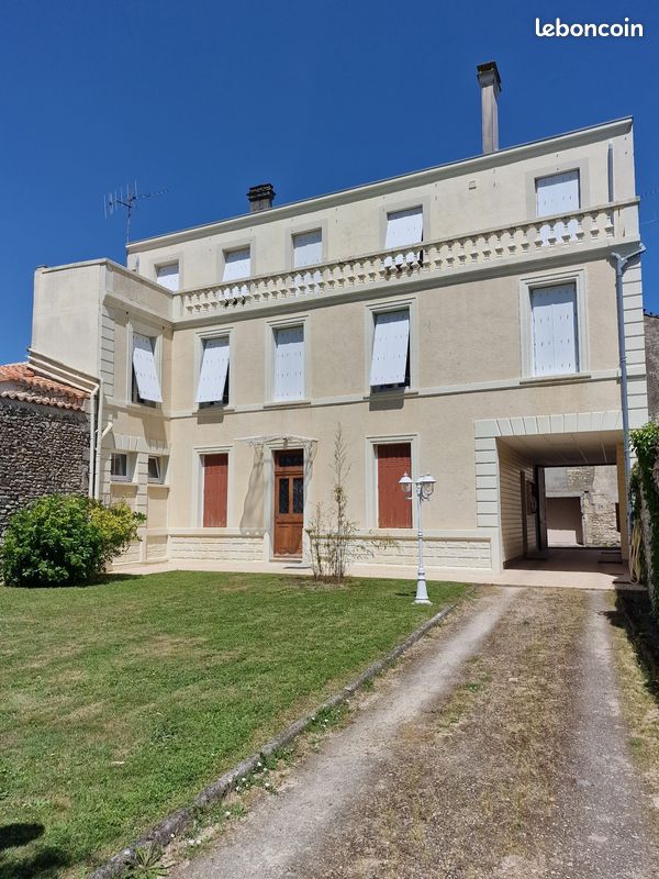 Maison 15 pièces 420 m² · à La Mothe-Saint-Héray · 420 m² · 255 000 €