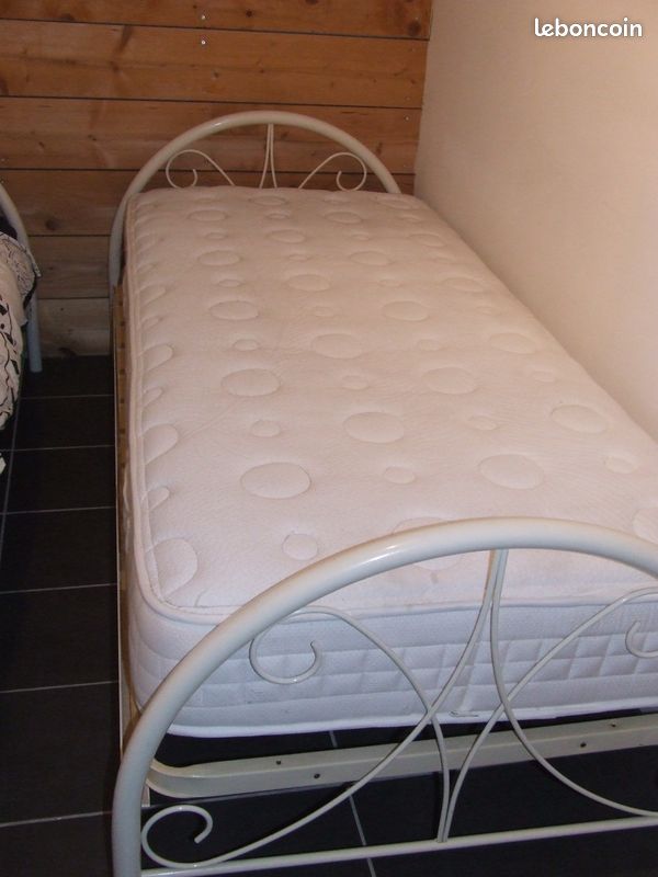 Lit metallique blanc 1 place et son matelas (image 1)