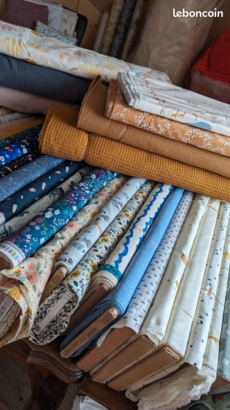 Tissu au mètre ou rouleau, boutons, fils Neufs (image 2)