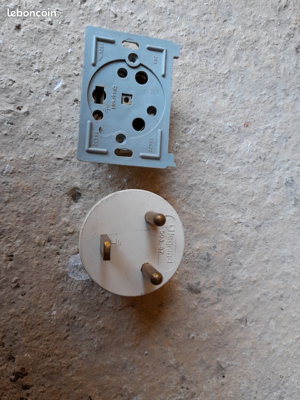 Prise legrand 50357 2P+T (image 2)